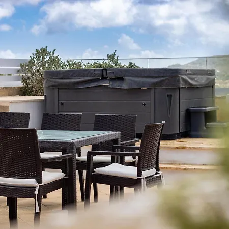 Rooftop Hideaway, Jacuzzi, Bbq & Petss