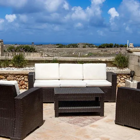 Rooftop Hideaway, Jacuzzi, Bbq & Petss Apartmán Għarb