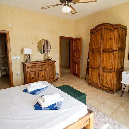 Rooftop Hideaway, Jacuzzi, Bbq & Petss Apartmán *