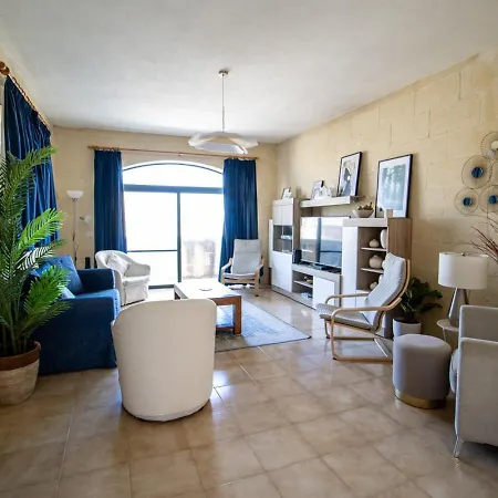 Rooftop Hideaway, Jacuzzi, Bbq & Petss Apartmán Għarb