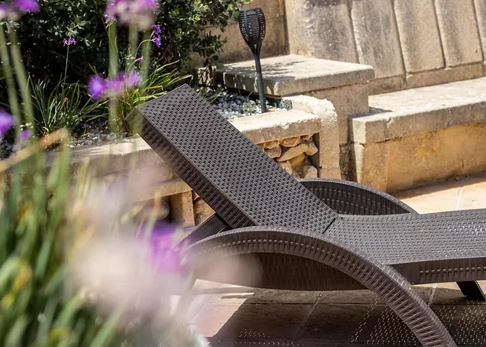 Rooftop Hideaway, Jacuzzi, Bbq & Petss Apartman Għarb