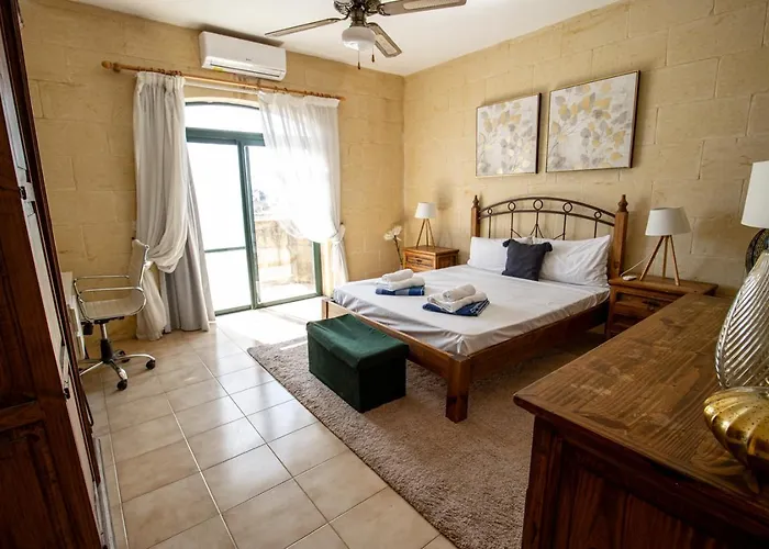 Rooftop Hideaway, Jacuzzi, Bbq & Petss Apartman *