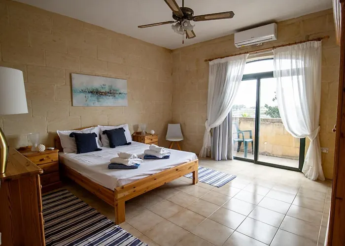 Rooftop Hideaway, Jacuzzi, Bbq & Petss Għarb