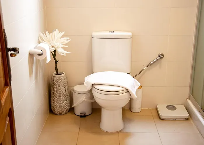 Rooftop Hideaway, Jacuzzi, Bbq & Petss Għarb