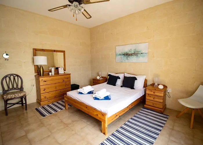 Rooftop Hideaway, Jacuzzi, Bbq & Petss Apartman