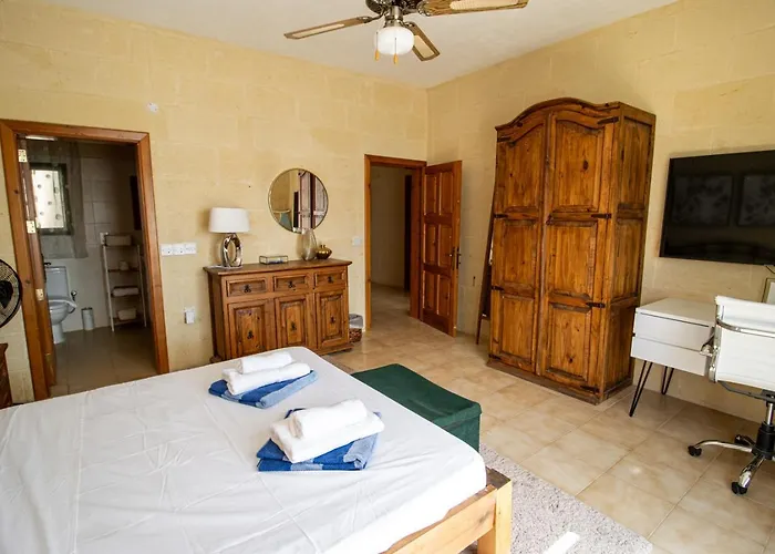 Rooftop Hideaway, Jacuzzi, Bbq & Petss Apartman *