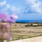 דירה Rooftop Hideaway, Jacuzzi, Bbq & Petss Għarb