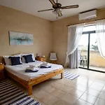 Rooftop Hideaway, Jacuzzi, Bbq & Petss Għarb