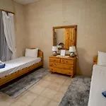 Rooftop Hideaway, Jacuzzi, Bbq & Petss Għarb