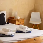 Rooftop Hideaway, Jacuzzi, Bbq & Petss Għarb