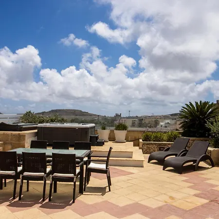 Rooftop Hideaway, Jacuzzi, Bbq & Petss Għarb