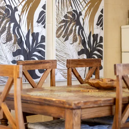 Rooftop Hideaway, Jacuzzi, Bbq & Petss *