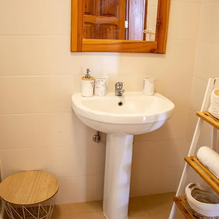Rooftop Hideaway, Jacuzzi, Bbq & Petss * Gharb (Gozo)