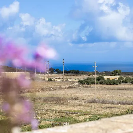 Daire Rooftop Hideaway, Jacuzzi, Bbq & Petss Għarb