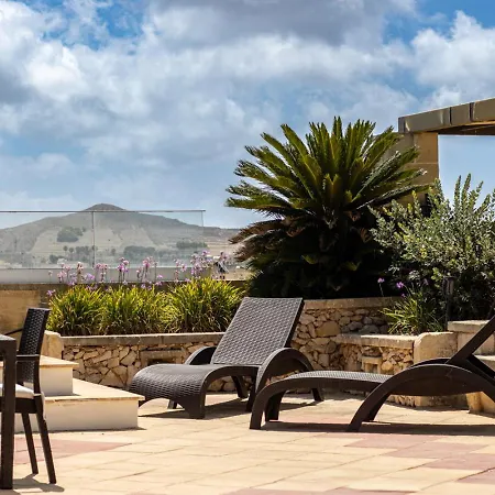 Rooftop Hideaway, Jacuzzi, Bbq & Petss *