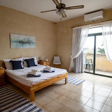 Rooftop Hideaway, Jacuzzi, Bbq & Petss Għarb