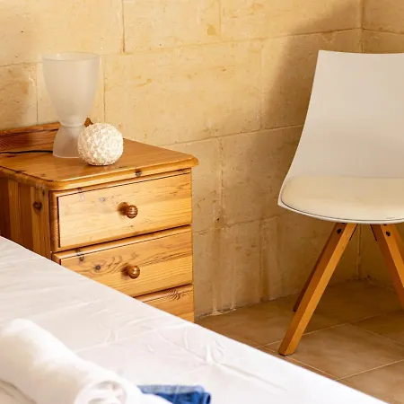 Rooftop Hideaway, Jacuzzi, Bbq & Petss * Gharb (Gozo)