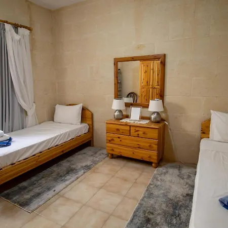 Rooftop Hideaway, Jacuzzi, Bbq & Petss Għarb