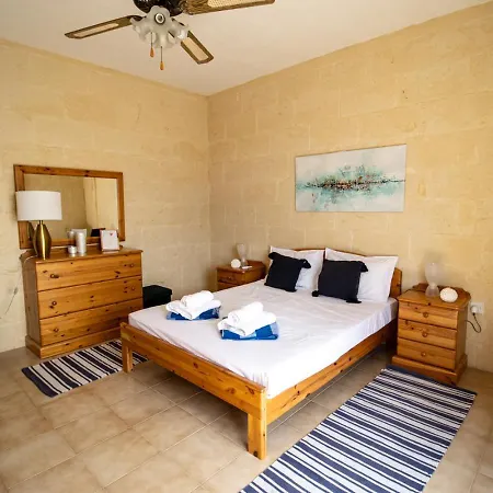 Rooftop Hideaway, Jacuzzi, Bbq & Petss Apartment