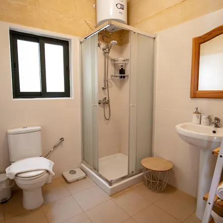 Rooftop Hideaway, Jacuzzi, Bbq & Petss Apartment