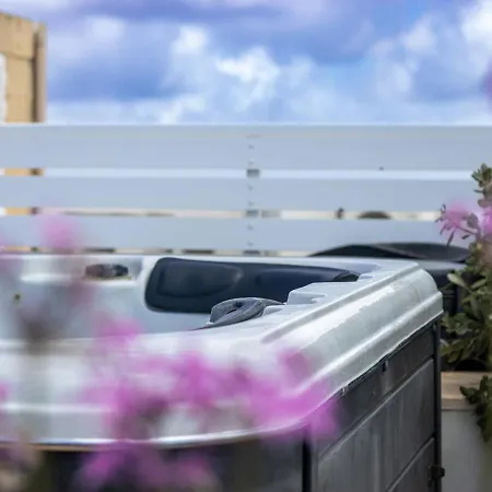 Rooftop Hideaway, Jacuzzi, Bbq & Petss *