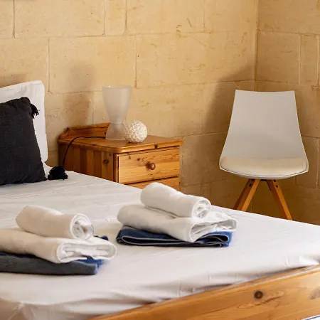 Rooftop Hideaway, Jacuzzi, Bbq & Petss Għarb