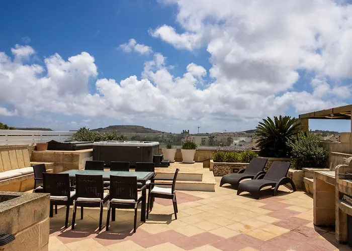 Rooftop Hideaway, Jacuzzi, Bbq & Petss Għarb