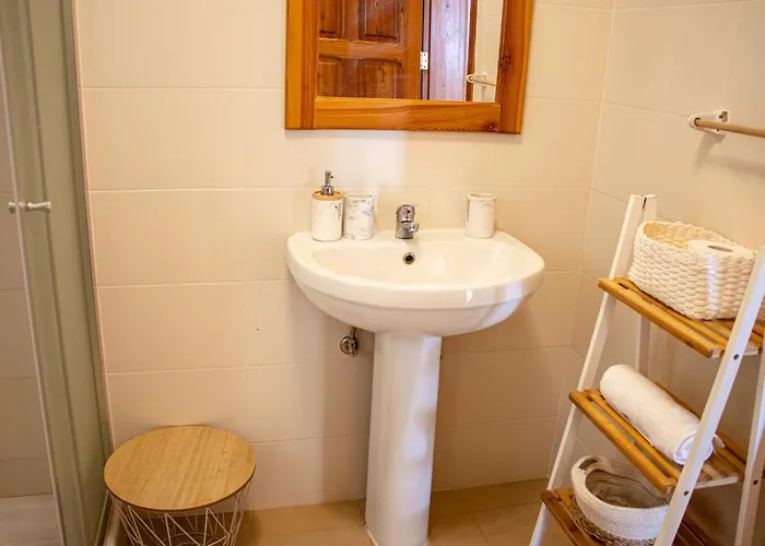 Rooftop Hideaway, Jacuzzi, Bbq & Petss * Għarb