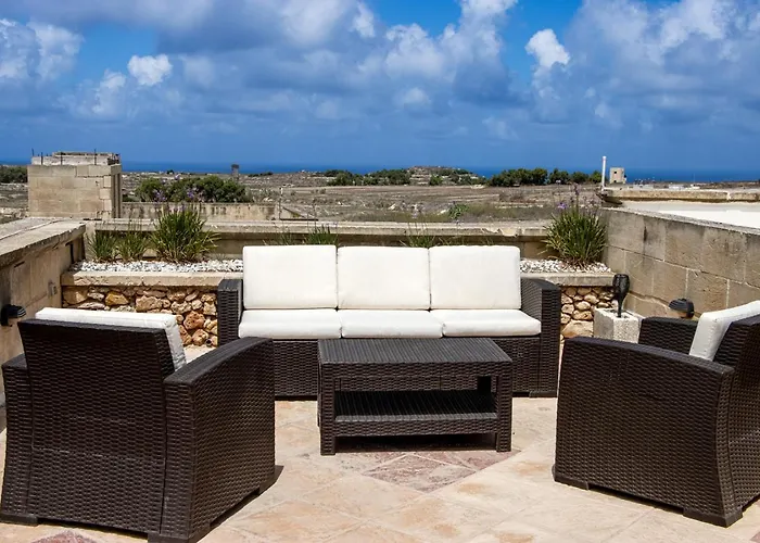 Rooftop Hideaway, Jacuzzi, Bbq & Petss 公寓 Għarb