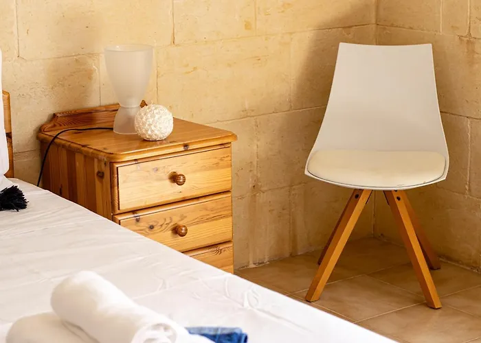 Rooftop Hideaway, Jacuzzi, Bbq & Petss * Għarb