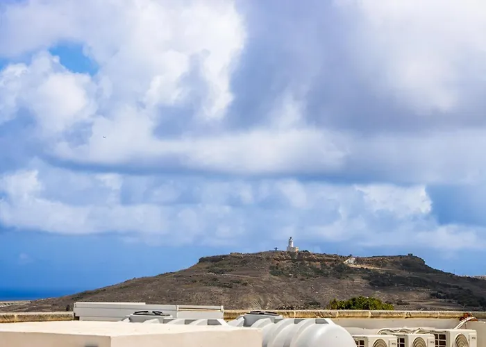 Rooftop Hideaway, Jacuzzi, Bbq & Petss * Għarb