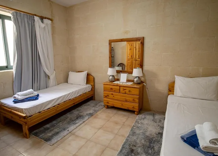 Rooftop Hideaway, Jacuzzi, Bbq & Petss Għarb