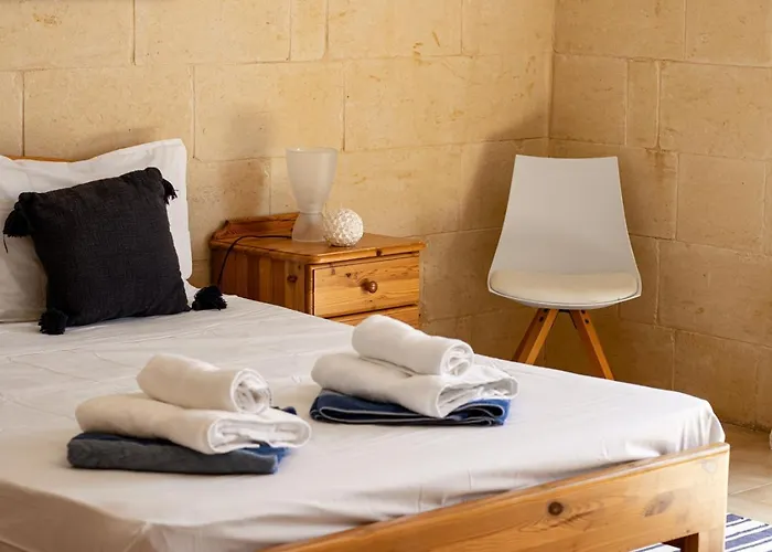 Rooftop Hideaway, Jacuzzi, Bbq & Petss Għarb